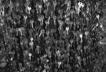 Comment ouvrir une porte blindée claquée : astuces efficaces et précautions à prendre